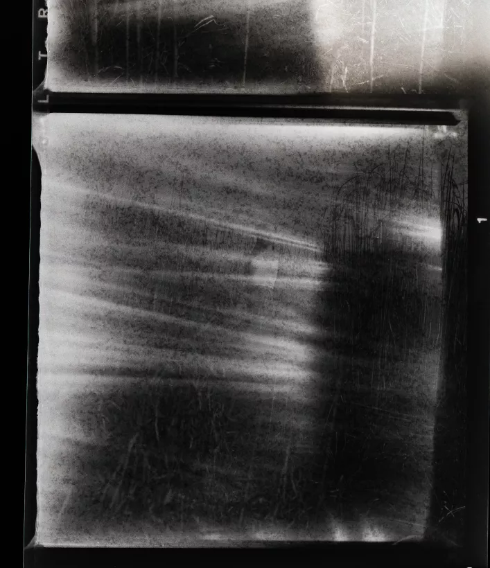 Abstrakte Schwarzweiß-Textur mit analogen Lichtspuren