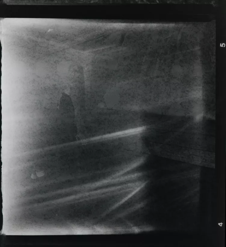 Abstrakte analoge Fotografie mit einer dunklen Silhouette und dynamischen Lichteffekten
