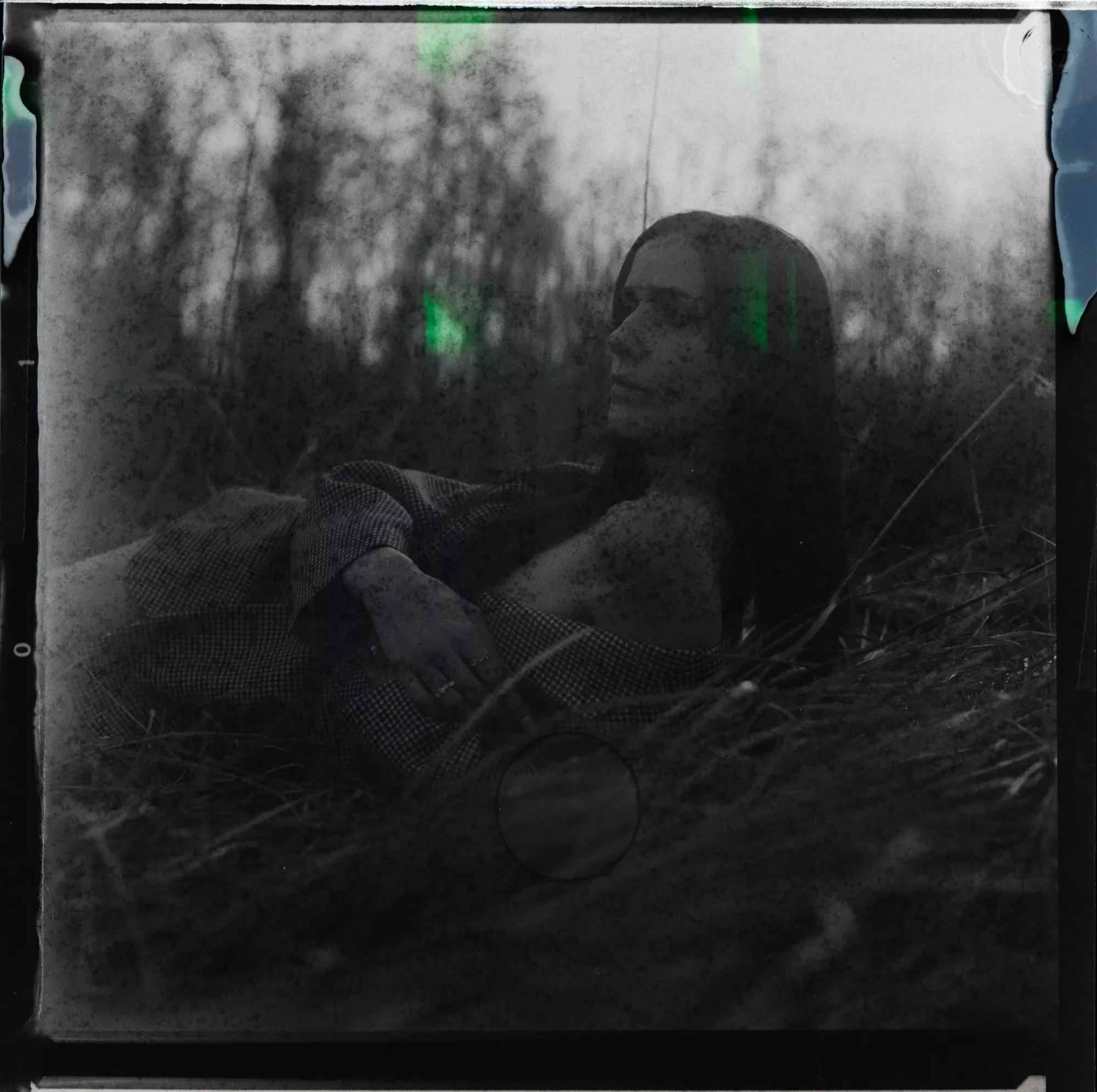 Analoges Portrait einer Frau, die im hohen Gras liegt