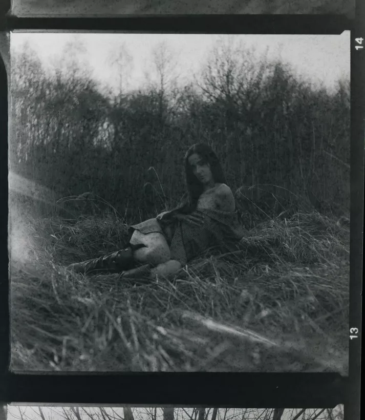 Analoges Schwarz-Weiß-Portrait einer Frau im hohen Gras