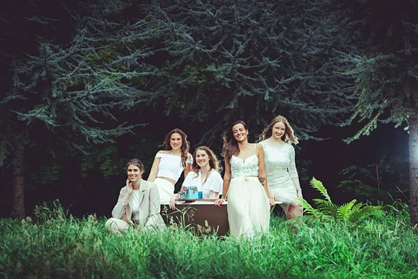 Gruppenportrait von fünf Frauen in weißen Kleidern im Wald" (58 chars).