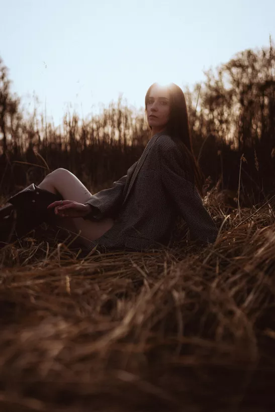 Portrait im hohen Gras mit warmer Lichtstimmung der goldenen Stunde